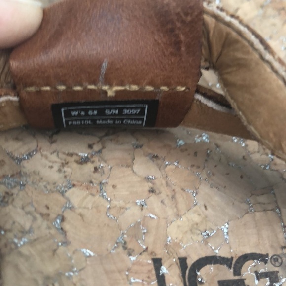 Uggs Deitra camel brown thong sandals with design - Picture 7 of 7